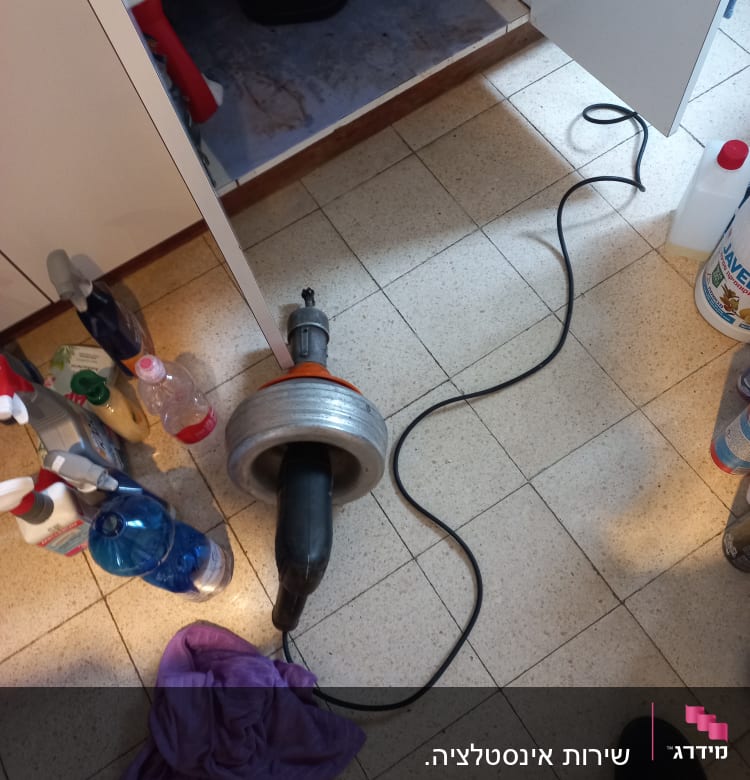 כלי עבודה של אינסטלטור על רצפה במטבח